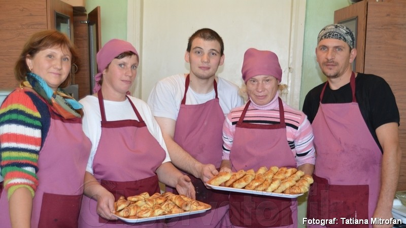 O parte din echipa de brutari (din stânga): dna Emilia, Svetlana, Mihai, Lilia, Victor