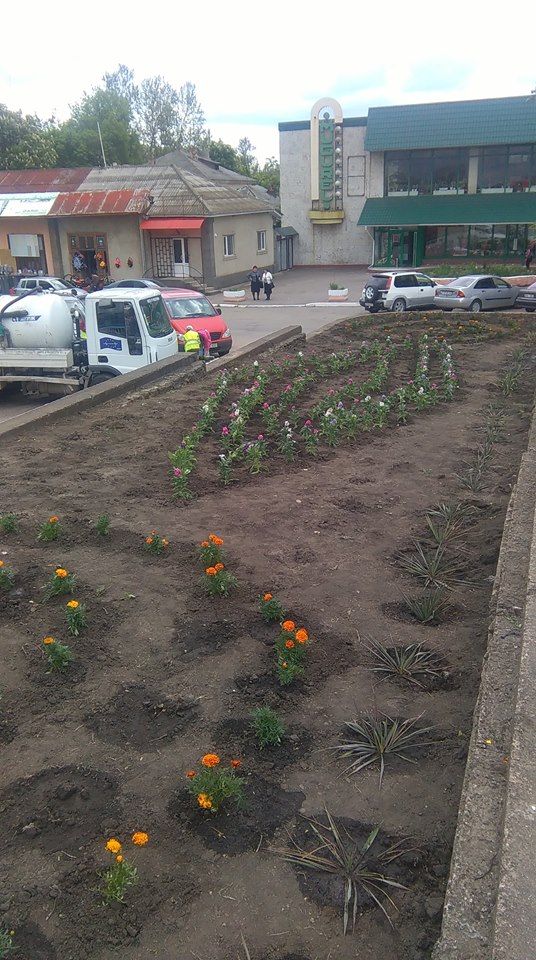 Unui oraş european îi stă bine înconjurat de flori...