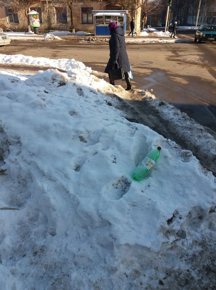 Treceţi dacă puteţi!!!!! În loc de trotuar stă un morman mare de zăpadă, iar oamenii trebuie să meargă prin mijlocul drumului.