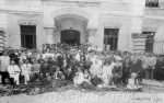 5 Cursurile pedagogice de la Soroca organizate de Vasile Săcară și echipa de ardeleni condusă de ilustrul Onisifor Ghibu. În mijloc Mihail Sadoveanu (1919)