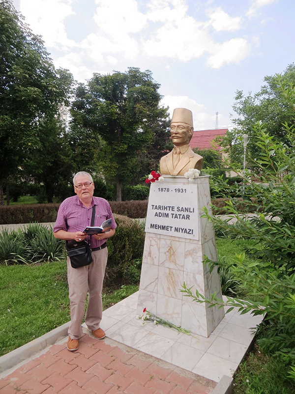 Profesorul Nuredin Ibram la monumentul lui Mehmet Niyazi (1878–1931), cel mai mare poet tătar din Dobrogea. Municipiul Medgidia, județul Constanța, România. Foto: Ion Valer Xenofontov