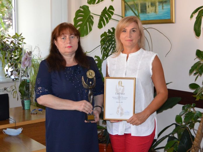 Premiul a fost înmânat doamnei Alla Pilipețcaia de către doamna Lilia Catruc, directoarea Filialei Soroca a CCI RM