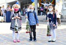 Ecoul pandemiei mai este viu și astăzi. Copiii născuți în pandemiese confruntă cu provocări