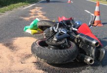 Minoră fără permis, condamnată după ce a intrat cu motocicleta într-un copac. Pasagera a fost grav rănită