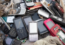 Un bărbat a furat telefoane mobile și accesorii dintr-o gheretă: nu știa că este filmat