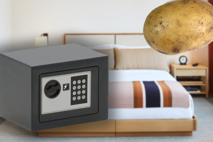 De-ce-sa-pui-un-pantof-in-seiful-din-camera-de-hotel.-Secretul-stewardeselor-in-calatorii