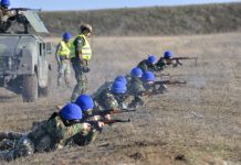 Guvernul vrea să instruiască toți bărbații cum să tragă cu arma și să introducă la liceu „educația patriotică”