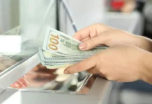 Curs valutar, 1 decembrie 2025: în prima zi de decembrie dolarul costă 17 lei, iar euro este cotat la 19,66 lei
