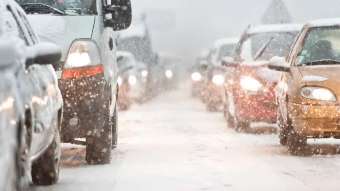 Cum-conduci-pe-un-drum-acoperit-de-zapada-sau-gheata.-Distanta-pe-care-trebuie-sa-o-pastrezi-fata-de-alte-masini