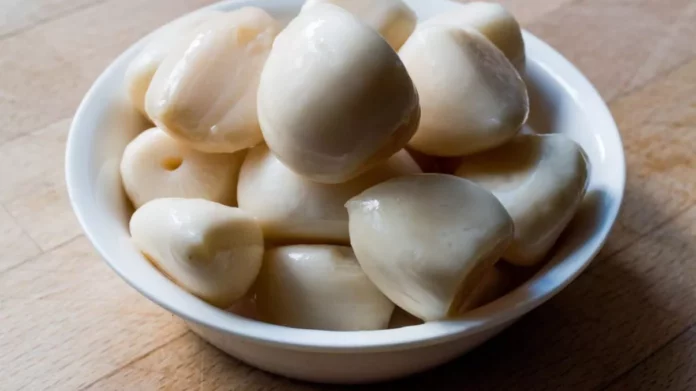 De-ce-usturoiul-devine-verde-sau-albastru-in-timp-gatirii-sau-in-borcanele-cu-muraturi-la-otet.-Se-mai-poate-consuma-1024x683