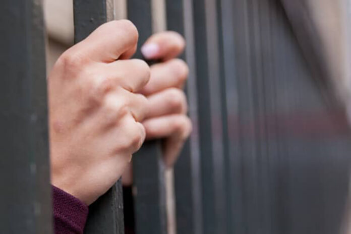 femeie inchisoare web