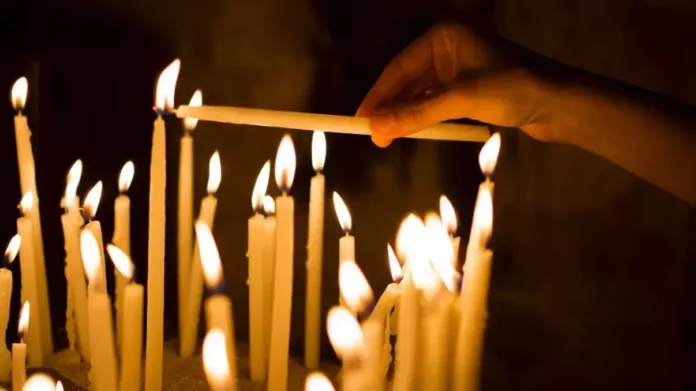 De-ce-se-tin-12-lumanari-aprinse-in-Joia-Mare-si-ce-simbolizeaza-fiecare-1024x683