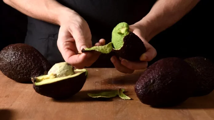Ce-poti-face-cu-cojile-de-avocado.-3-utilizari-mai-putin-cunoscute-2-1024x682