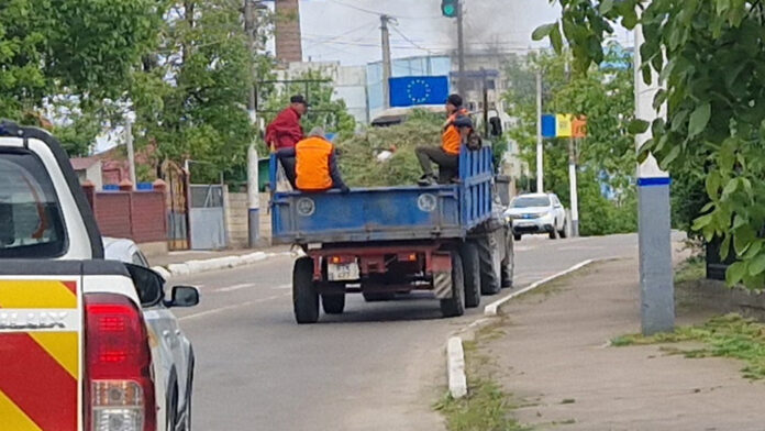 tractor oameni remorca
