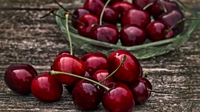 Ce-sa-pui-in-apa-cu-care-speli-ciresele-pentru-a-te-asigura-ca-nu-au-viermi.-Trucul-folosit-de-bunicii-de-la-tara-1024x682