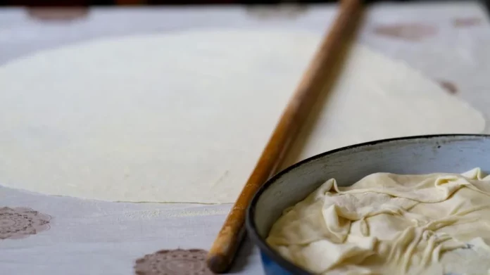 Cum-faci-cel-mai-bun-aluat-pentru-foile-de-placinta-Secretul-pentru-a-nu-ramane-crude-1024x683