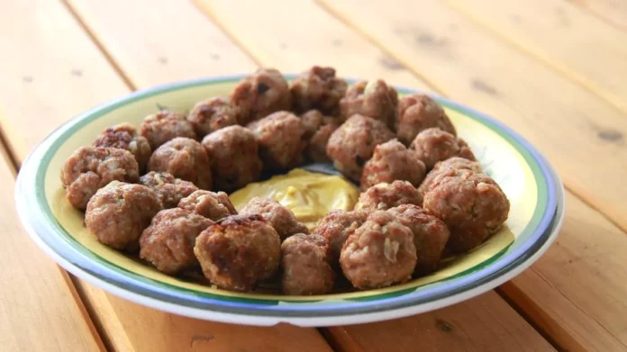 prin-ce-sa-dai-chiftelele-pentru-a-iesi-crocante-1024x682