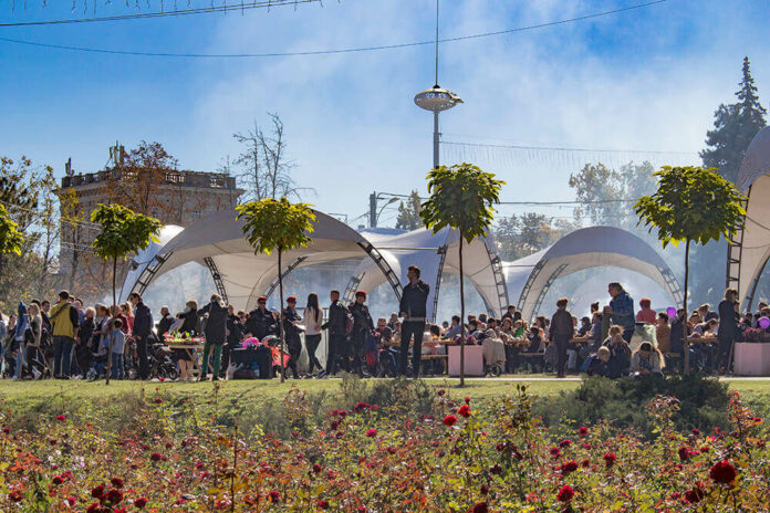 990a848f8f3e33210195d64d3ffc574d_the-eating-area-at-the-wine-festival-in-chisinau_686f59b2d29b5