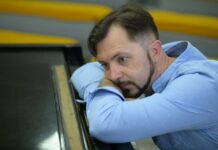 De la pianul colegiului la universul propriei muzici: povestea lui Alex Kravtsov / VIDEO