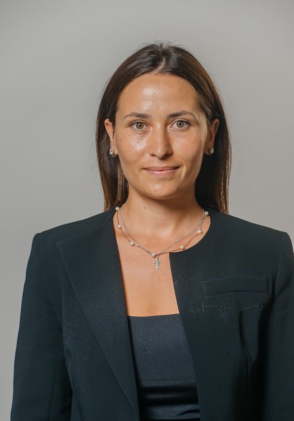 56-paunescu-portrait-5f9d7c436efbdb581dea048ebf396442-2sm75g98afu3