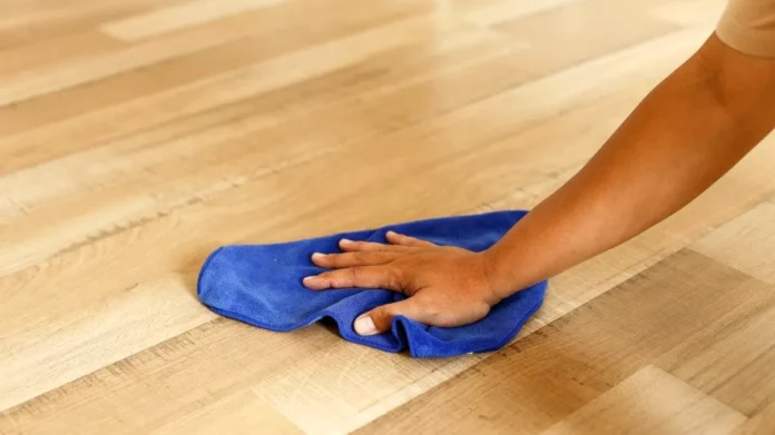Ceaiul-care-iti-transforma-parchetul-din-lemn.-Trebuie-doar-sa-dai-cu-mopul-saptamanal-si-va-fi-ca-nou