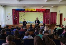 Polițiștii din Soroca au discutat cu elevii din Gimnaziul Cosăuți despre siguranța rutieră / GALERIE FOTO