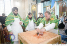 Sfânta Masă din altarul bisericii din Bădiceni a fost sfințită după 159 ani / GALERIE FOTO