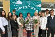 Elevii de la Liceul „Constantin Stere” și-au întâmpinat profesorii cu flori de Ziua Profesorului