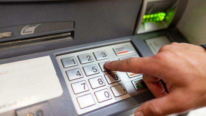 prima-tara-din-ue-care-elimina-toate-comisioanele-de-retragere-de-numerar-din-bancomate-992498