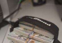 Tentativă de scoatere nedeclarată din țară a peste 45 de mii de dolari, contracarată la vamă