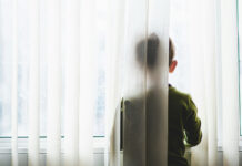 Mamă din Soroca amendată după ce copilul ei a căzut de pe geam