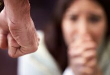 Bărbat, trimis în judecată după ce și-a agresat soția cu fierul de călcat și a amenințat fiul minor cu cuțitul