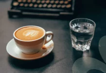 O picătură care schimbă gustul cafelei: De ce barista umezește boabele înainte de măcinare?