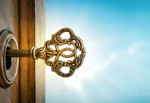 De ce nu este bine să laşi cheia în broască noaptea. Motivul nebănuit, explicat de specialişti