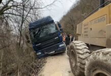 Operațiune de salvare pe drumul „nimănui” dintre Soroca și Trifăuți: un camion risca să se prăvale / VIDEO