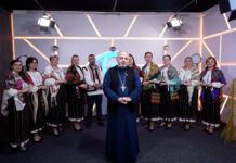 Primiți colindătorii? Ne bucurăm de Crăciun cu Ansamblul “Crenguțele“ și preotul Sorin Huluță / VIDEO