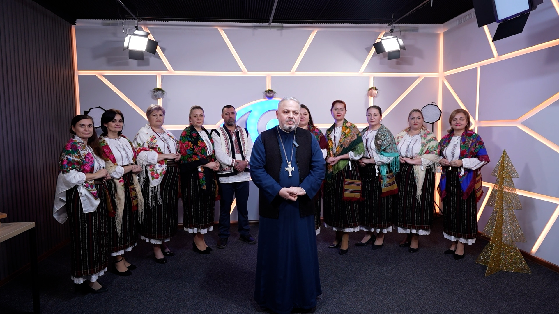 Primiți colindătorii? Ne bucurăm de Crăciun cu Ansamblul “Crenguțele“ și preotul Sorin Huluță / VIDEO