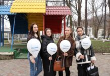 Flashmob pentru egalitate de gen la Soroca: tinerii transmit mesajul „Fete și băieți = drepturi egale”