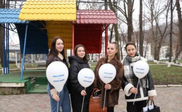 Flashmob pentru egalitate de gen la Soroca: tinerii transmit mesajul „Fete și băieți = drepturi egale”