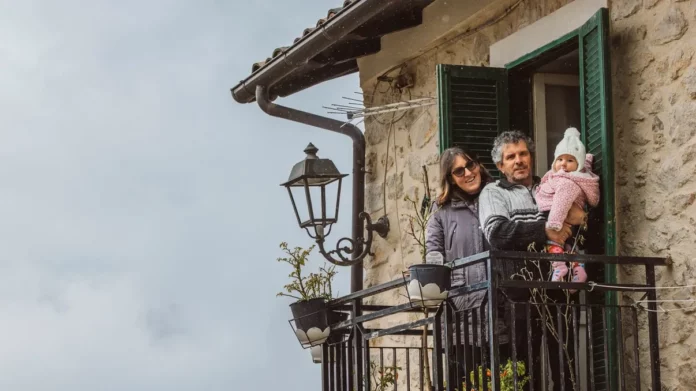 Un-sat-intreg-a-iesit-la-sarbatoare-pentru-primul-copil-nascut-dupa-30-de-ani.-Cum-a-devenit-o-nastere-un-eveniment-national-1