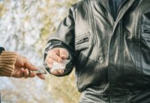 Șapte inculpați, condamnați pentru trafic de droguri – unul din ei a încercat să corupă polițiștii cu 85 000 de lei