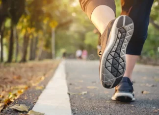 O oră de mers pe jos înseamnă fericire!