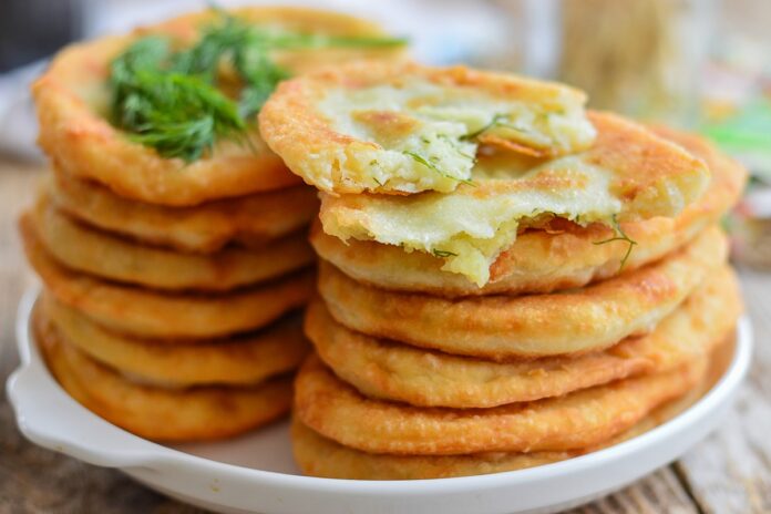 placinte-cu-cartofi-si-marar-una-sectionata