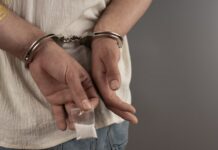 Pedepse cu închisoarea pentru trei tineri implicați în traficul de droguri. Alți doi – plasați în arest