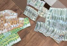 O bătrână de 75 de ani a rămas fără 550.000 de lei – banii au fost „confiscați” de escroci / VIDEO