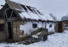 Imobile dărăpănate, fără geamuri şi acoperişuri – așa arată locuințele la care se presupune că locuiesc acei cu acte românești obținute ilegal