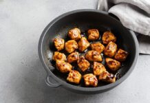 De ce să pui oțet în tigaie când gătești piept de pui. Trucul pe care gospodinele îl recomandă