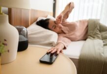 Dormi cu telefonul lângă tine? Vezi ce pericol te paște