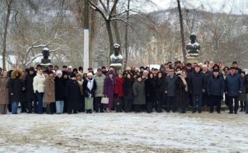 Depuneri de flori la bustul poetului Mihai Eminescu / VIDEO