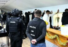 Polițiștii au reținut 15 persoane bănuite de spălarea banilor printr-un „centru de apel,” cu un rulaj lunar de aproximativ $2.000.00